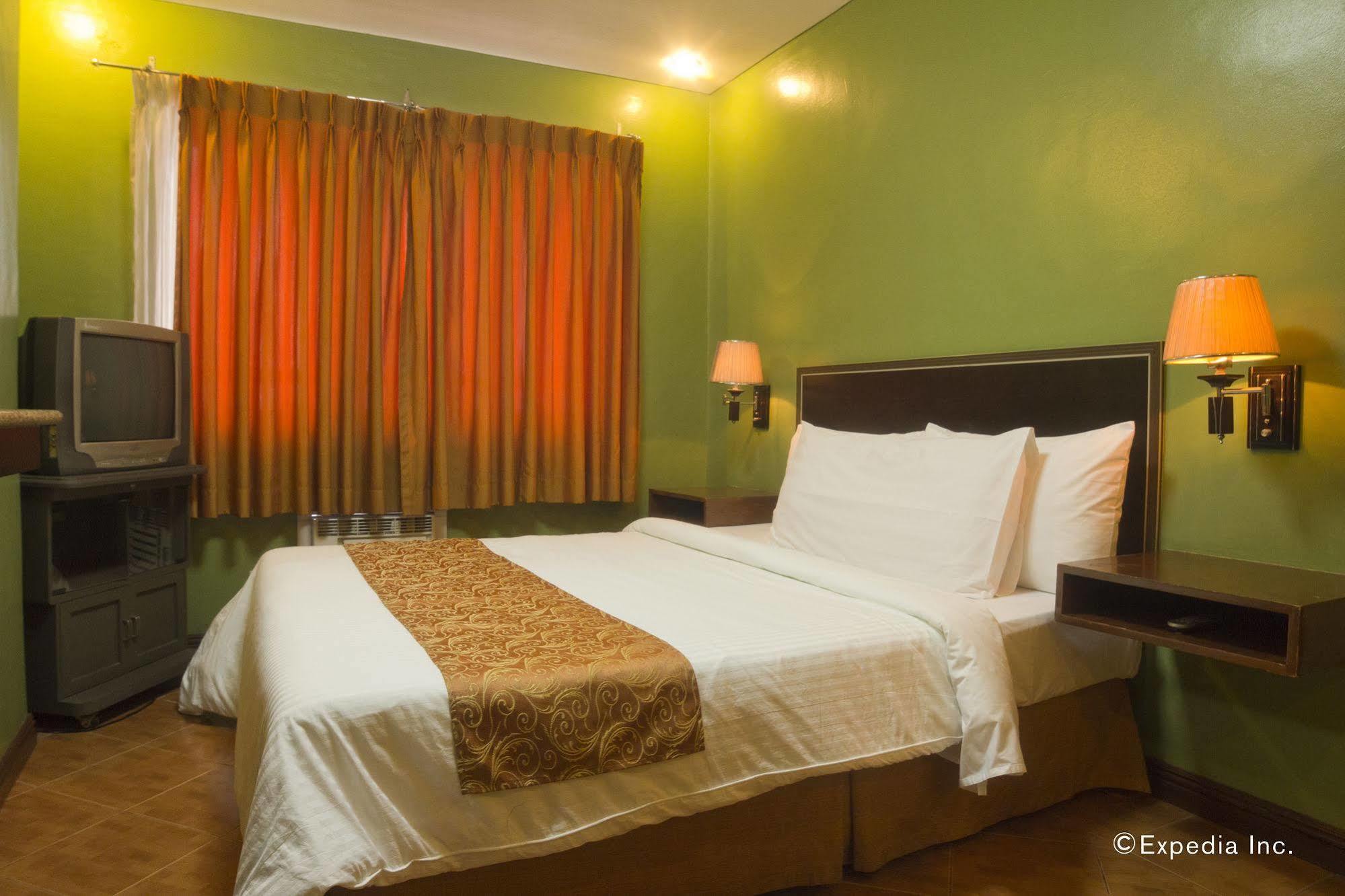 Fernandina 88 Suites Hotel Кесон Сити Екстериор снимка